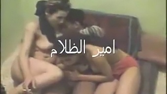 Arabske Deklice Uživajo V Lezbičnem Seksu