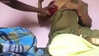 خدمتکار راجپالگوپتا سینه ها و نوک سینه هایش را توسط کارفرمایش ماساژ می دهد