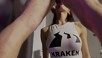 Stesøsken Med Store Pupper Tvinger Meg Til Å Deepthroate Ham