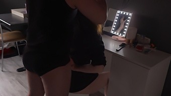 Une Femme Demande À Son Mari De Se Teindre Les Cheveux Et Reçoit Une Fellation Sous La Douche En Récompense