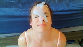 Éjaculation Extrême Sur Le Visage